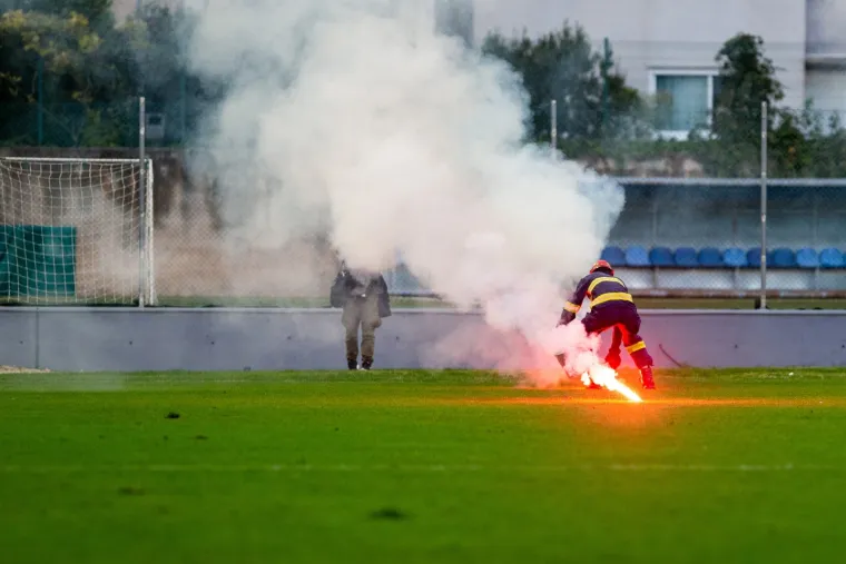 [FOTO] LUDNICA U ŠIBENIKU: BBB-ovci i sa zgrada uz Dinamo! Pogledajte ovaj kaos