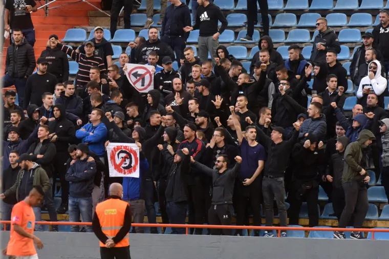 [FOTO] LUDNICA U &Scaron;IBENIKU: BBB-ovci i sa zgrada uz Dinamo! Pogledajte ovaj kaos