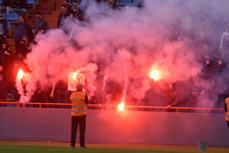[FOTO] LUDNICA U &Scaron;IBENIKU: BBB-ovci i sa zgrada uz Dinamo! Pogledajte ovaj kaos