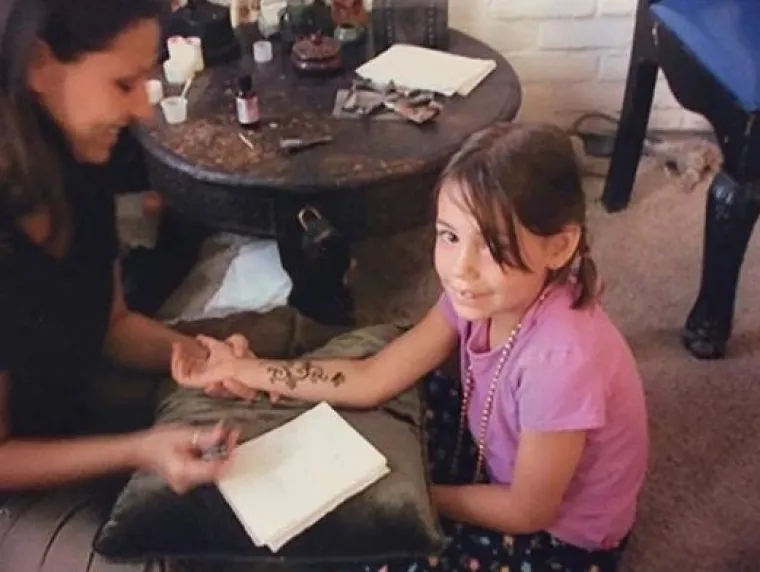 Kada je imala samo četiri godine, iskradala bi se usvojiteljima do obližnjega tattoo salona da joj naprave barem privremene tetovaže kanom.
