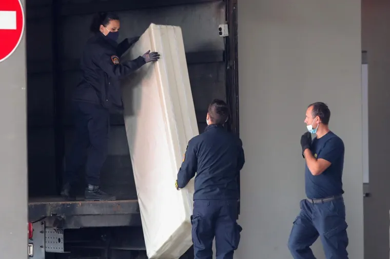 Članovi civilne za&scaron;tite postavljaju krevete za oboljele od covida-19 u dvorani Arene Zagreb.