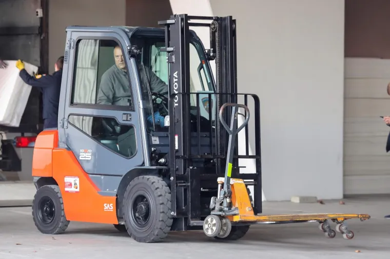 POČELE SU PRIPREME: Članovi civilne za&scaron;tite postavljaju krevete u dvorani Arene Zagreb