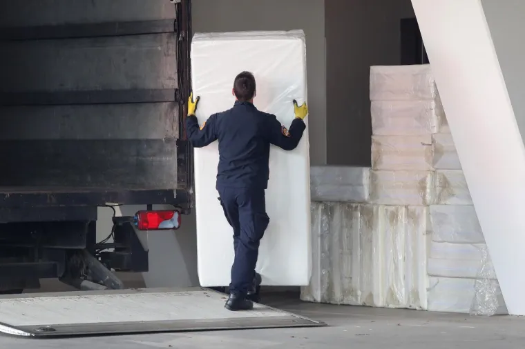 POČELE SU PRIPREME: Članovi civilne za&scaron;tite postavljaju krevete u dvorani Arene Zagreb