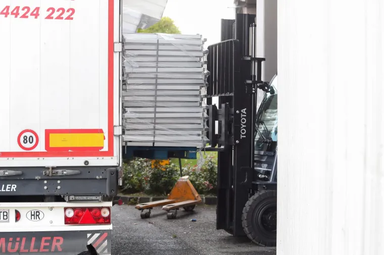 POČELE SU PRIPREME: Članovi civilne za&scaron;tite postavljaju krevete u dvorani Arene Zagreb