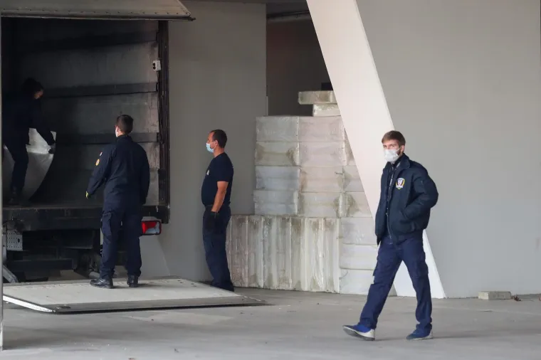 POČELE SU PRIPREME: Članovi civilne za&scaron;tite postavljaju krevete u dvorani Arene Zagreb