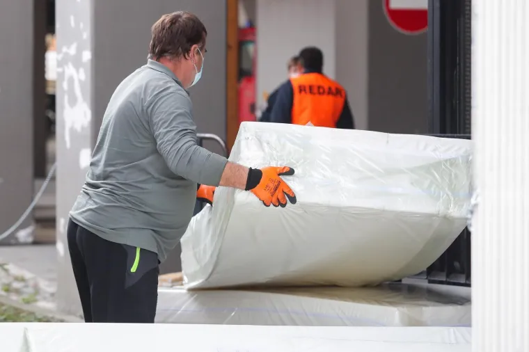 POČELE SU PRIPREME: Članovi civilne za&scaron;tite postavljaju krevete u dvorani Arene Zagreb