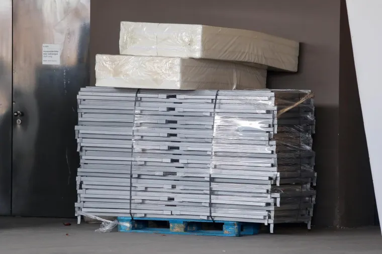 POČELE SU PRIPREME: Članovi civilne za&scaron;tite postavljaju krevete u dvorani Arene Zagreb