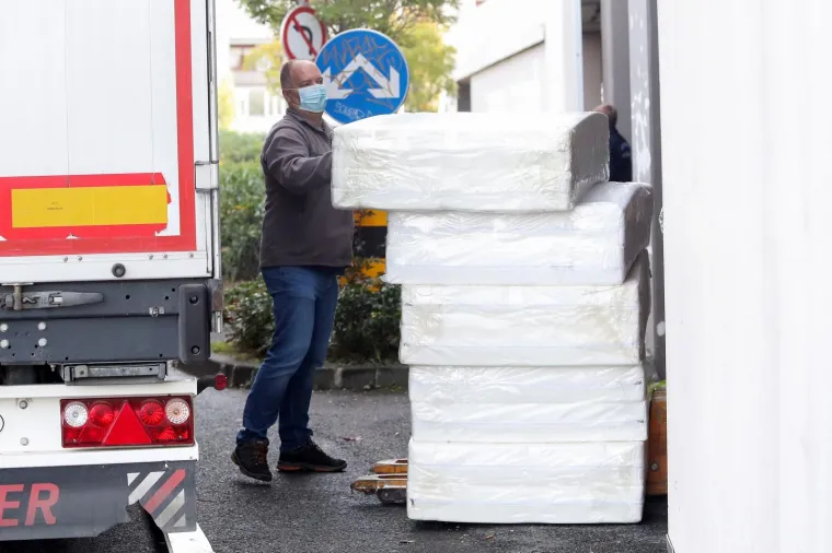 POČELE SU PRIPREME: Članovi civilne za&scaron;tite postavljaju krevete u dvorani Arene Zagreb