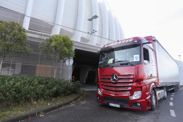 POČELE SU PRIPREME: Članovi civilne za&scaron;tite postavljaju krevete u dvorani Arene Zagreb