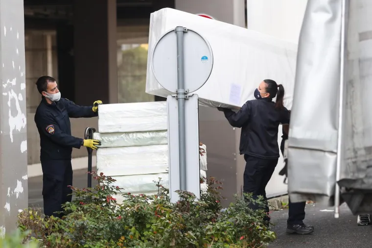 POČELE SU PRIPREME: Članovi civilne za&scaron;tite postavljaju krevete u dvorani Arene Zagreb