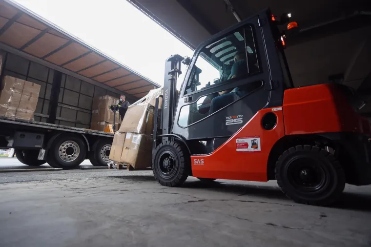 POČELE SU PRIPREME: Članovi civilne za&scaron;tite postavljaju krevete u dvorani Arene Zagreb