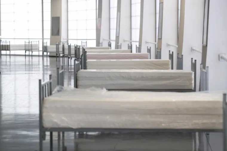 POČELE SU PRIPREME: Članovi civilne za&scaron;tite postavljaju krevete u dvorani Arene Zagreb