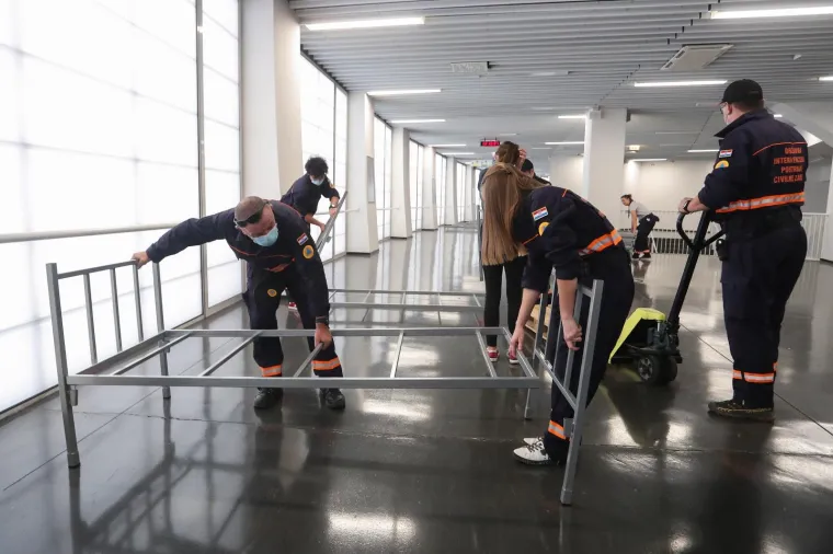 POČELE SU PRIPREME: Članovi civilne za&scaron;tite postavljaju krevete u dvorani Arene Zagreb