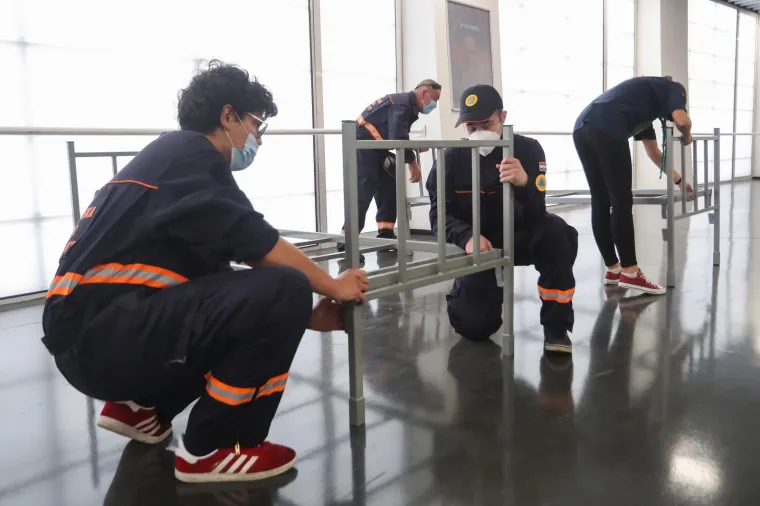 POČELE SU PRIPREME: Članovi civilne za&scaron;tite postavljaju krevete u dvorani Arene Zagreb