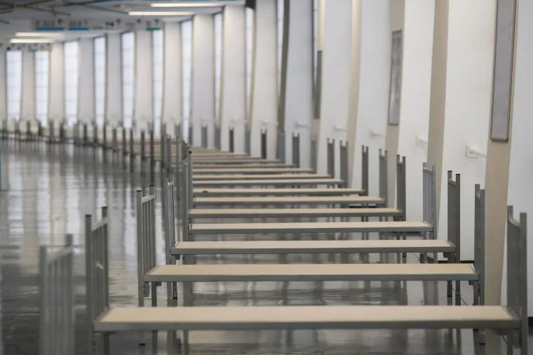 POČELE SU PRIPREME: Članovi civilne za&scaron;tite postavljaju krevete u dvorani Arene Zagreb