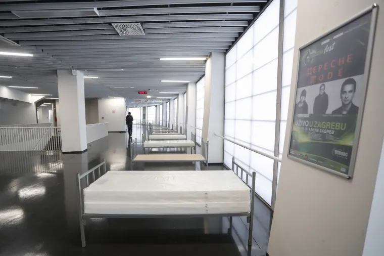 POČELE SU PRIPREME: Članovi civilne za&scaron;tite postavljaju krevete u dvorani Arene Zagreb