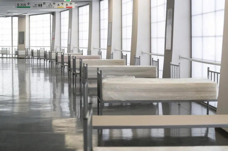 POČELE SU PRIPREME: Članovi civilne za&scaron;tite postavljaju krevete u dvorani Arene Zagreb