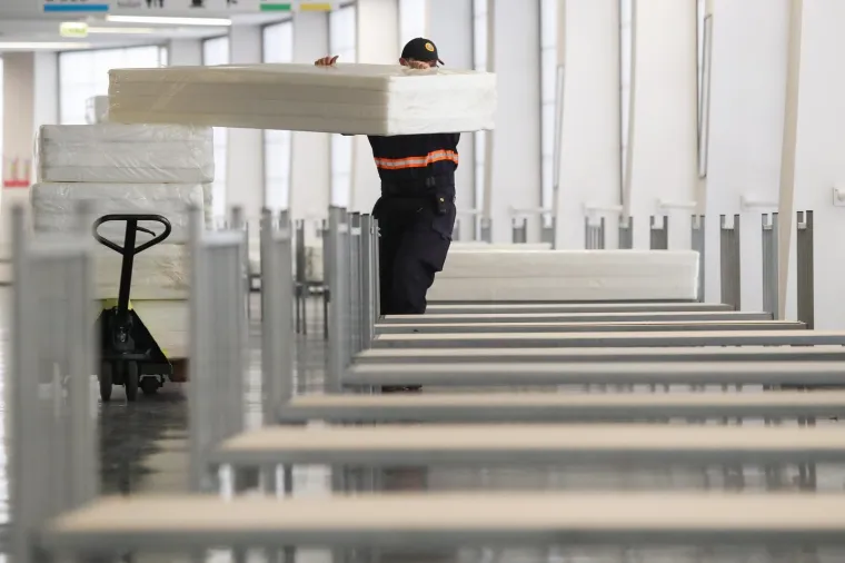 POČELE SU PRIPREME: Članovi civilne za&scaron;tite postavljaju krevete u dvorani Arene Zagreb