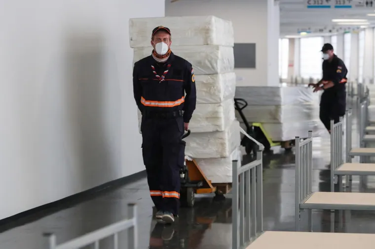 POČELE SU PRIPREME: Članovi civilne za&scaron;tite postavljaju krevete u dvorani Arene Zagreb