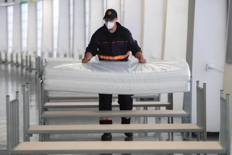 POČELE SU PRIPREME: Članovi civilne za&scaron;tite postavljaju krevete u dvorani Arene Zagreb