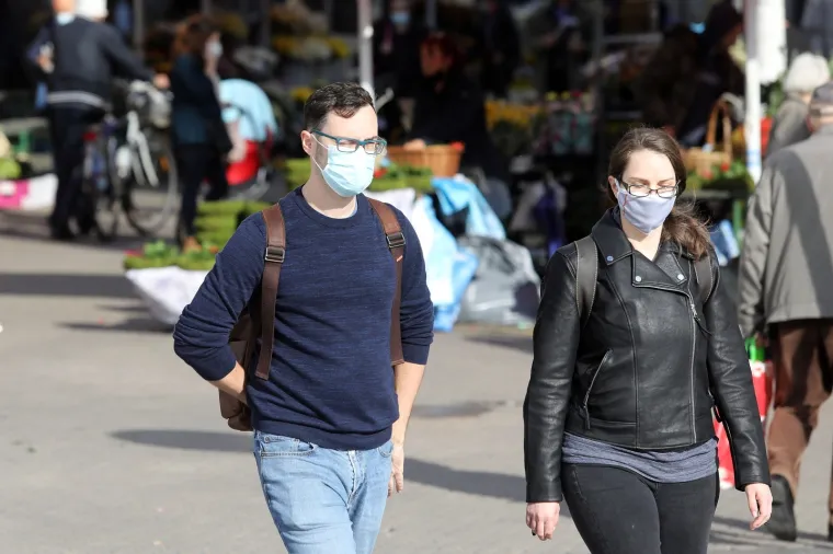 Oprezniji i od Stožera: Građani i na otvorenom nose maske