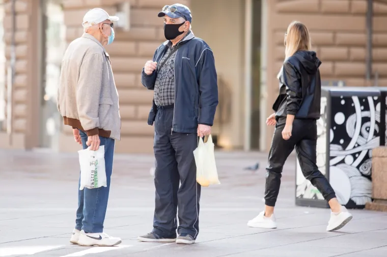 Oprezniji i od Stožera: Građani i na otvorenom nose maske