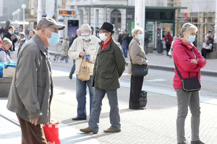 Oprezniji i od Stožera: Građani i na otvorenom nose maske