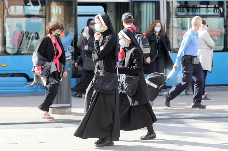 Oprezniji i od Stožera: Građani i na otvorenom nose maske