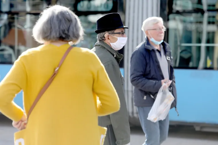 Oprezniji i od Stožera: Građani i na otvorenom nose maske