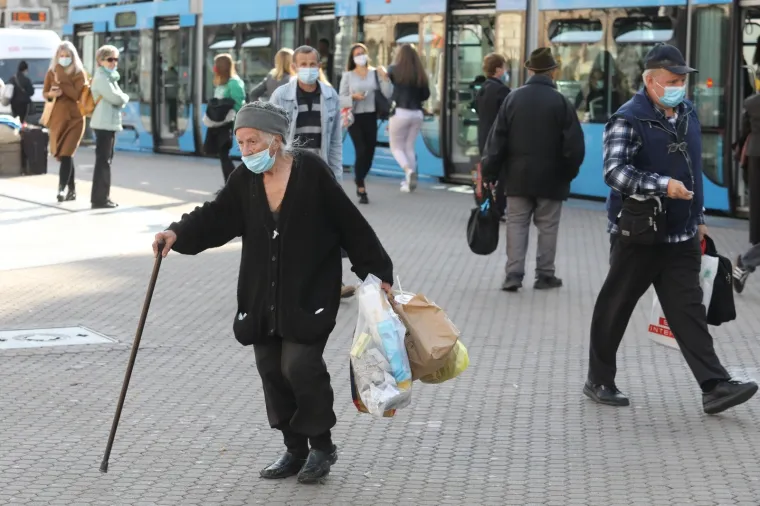 Oprezniji i od Stožera: Građani i na otvorenom nose maske