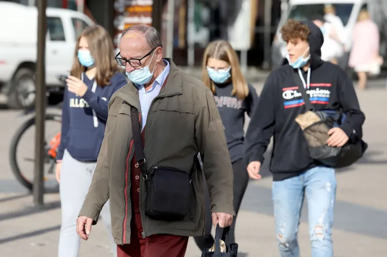 Oprezniji i od Stožera: Građani i na otvorenom nose maske