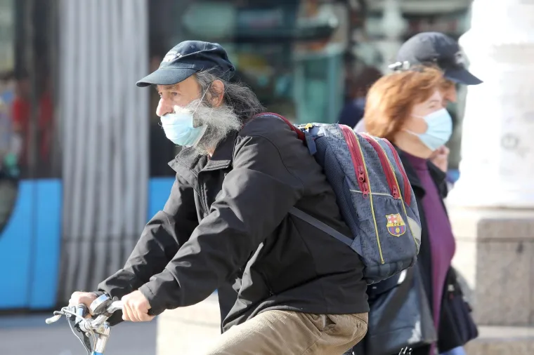 Oprezniji i od Stožera: Građani i na otvorenom nose maske