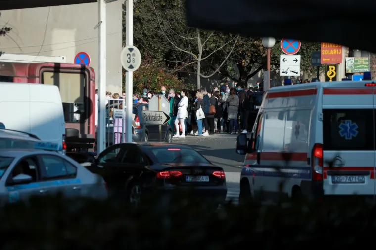 Natiskani k'o sardine: Tisuće građana &scaron;irom Hrvatske satima čekaju na testiranje na covid, a za distancu ih nije briga