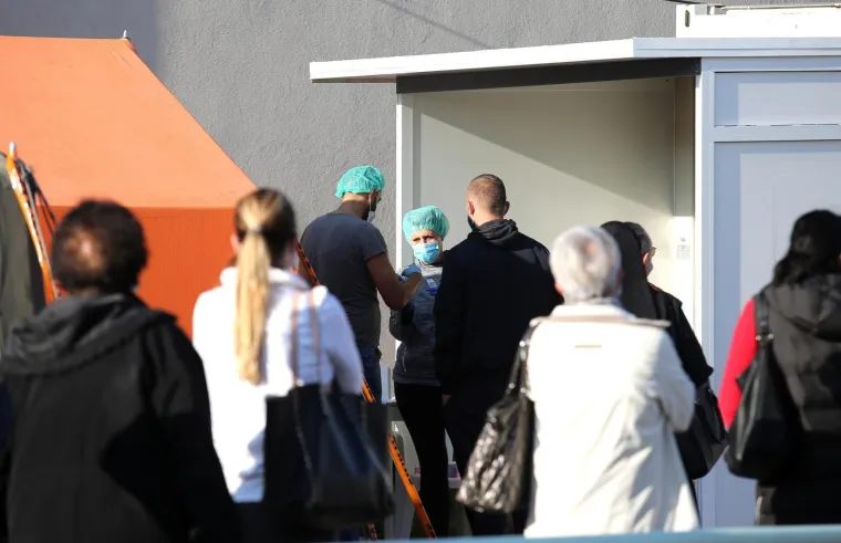 Natiskani k'o sardine: Tisuće građana &scaron;irom Hrvatske satima čekaju na testiranje na covid, a za distancu ih nije briga