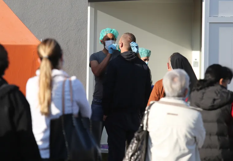 Natiskani k'o sardine: Tisuće građana &scaron;irom Hrvatske satima čekaju na testiranje na covid, a za distancu ih nije briga