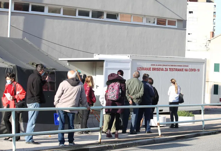Natiskani k'o sardine: Tisuće građana &scaron;irom Hrvatske satima čekaju na testiranje na covid, a za distancu ih nije briga