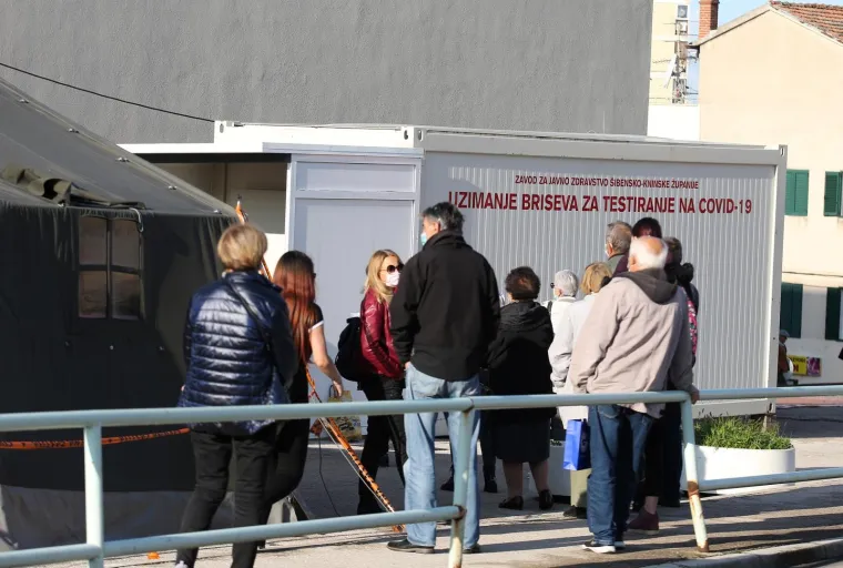 Natiskani k'o sardine: Tisuće građana &scaron;irom Hrvatske satima čekaju na testiranje na covid, a za distancu ih nije briga