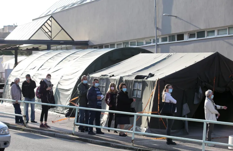 Natiskani k'o sardine: Tisuće građana &scaron;irom Hrvatske satima čekaju na testiranje na covid, a za distancu ih nije briga