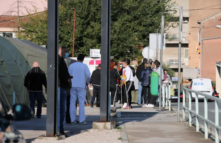 Natiskani k'o sardine: Tisuće građana &scaron;irom Hrvatske satima čekaju na testiranje na covid, a za distancu ih nije briga