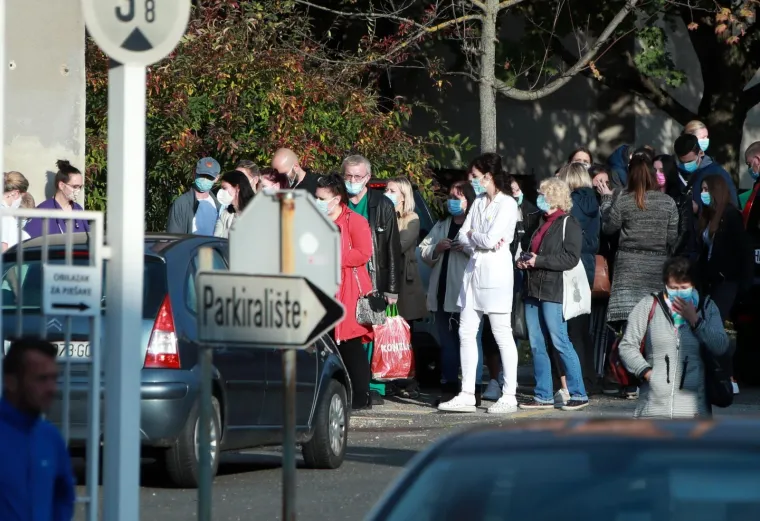 Natiskani k'o sardine: Tisuće građana &scaron;irom Hrvatske satima čekaju na testiranje na covid, a za distancu ih nije briga