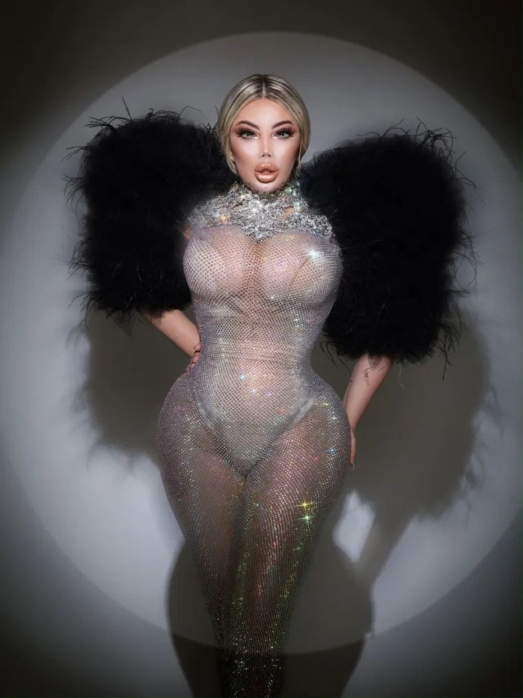 ČUVAJTE OČI, SKINULA SE JESSICA ALVES! Bila je 'ljudski Ken', pa 'ljudska Barbie', a sad je proporcijama prešišala i - Kardashianke