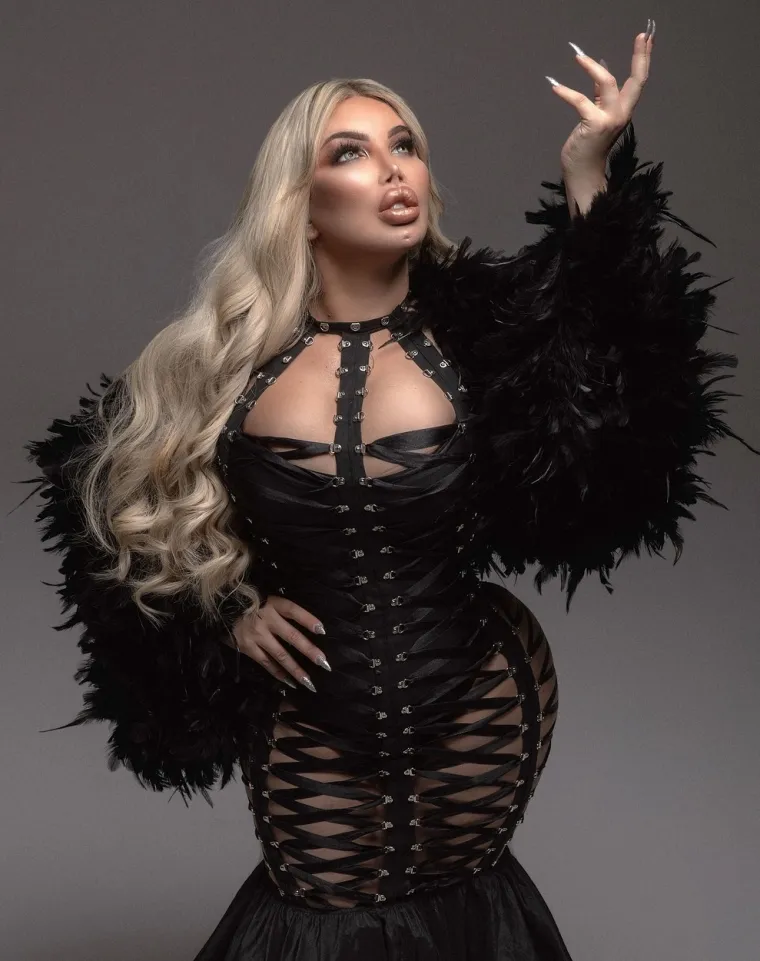 ČUVAJTE OČI, SKINULA SE JESSICA ALVES! Bila je 'ljudski Ken', pa 'ljudska Barbie', a sad je proporcijama prešišala i - Kardashianke