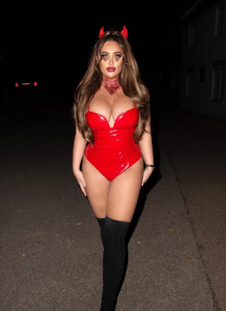 Reality zvijezda Lauren Goodger za Halloween se "zamaskirala" u nestašnu vražicu u Essexu. Foto: Profimedia