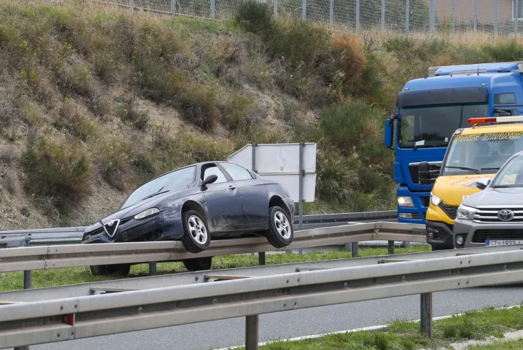 OVO IZGLEDA GROZNO: Vozač automobilom završio na zaštitnoj ogradi kod Solina