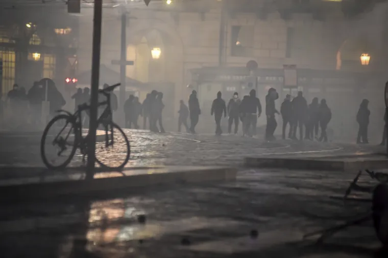 Kaos u susjedstvu! Talijani na ulicama zbog novih mjera - razbijali izloge i bacali dimne bombe