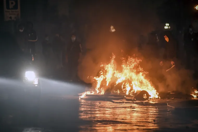 Kaos u susjedstvu! Talijani na ulicama zbog novih mjera - razbijali izloge i bacali dimne bombe