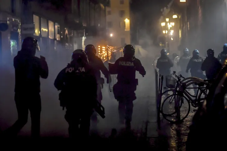 Kaos u susjedstvu! Talijani na ulicama zbog novih mjera - razbijali izloge i bacali dimne bombe