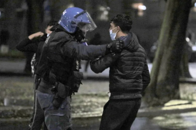 Kaos u susjedstvu! Talijani na ulicama zbog novih mjera - razbijali izloge i bacali dimne bombe