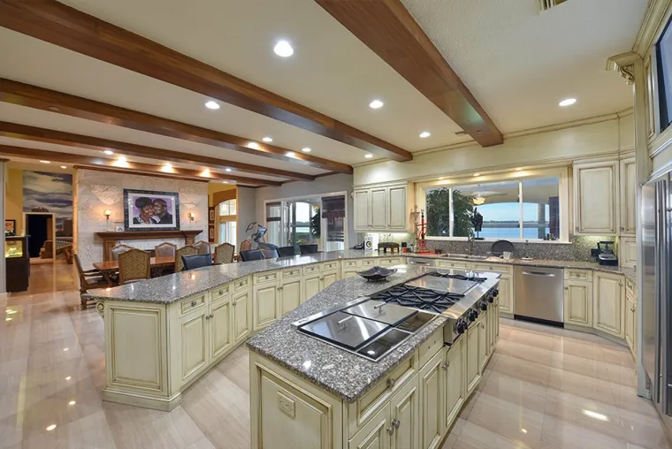 [FOTO] ZAVIRITE U MEGALUKSUZNU KUĆU NBA LEGENDE I PROBAJTE SE NE IZGUBITI: Nevjerojatno imanje procijenjeno na 125 milijuna kuna