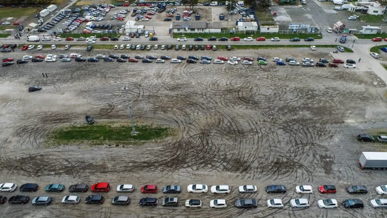 Pogled iz zraka: Ovako izgledaju ogromne gužve za testiranje kod Velesajma